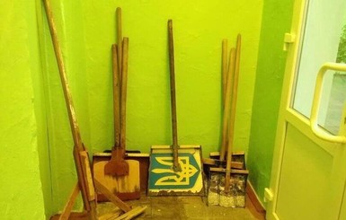 В школе Каменского Герб Украины заменил лопату