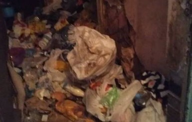 В Запорожье мужчина забил квартиру мусором и перебрался в подъезд