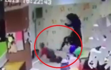 В Запорожье мать избила маленького сына в развлекательном центре: 