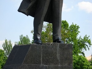 Памятник Ленина обули в белые тапочки [ФОТО] 