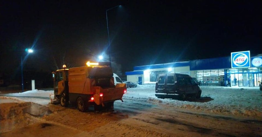 КГГА: Всю ночь последствия снегопада ликвидировали 406 единиц снегоуборочной техники