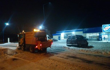 КГГА: Всю ночь последствия снегопада ликвидировали 406 единиц снегоуборочной техники