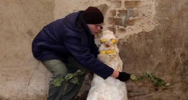 В Харьковском зоопарке животных накормили снеговиками
