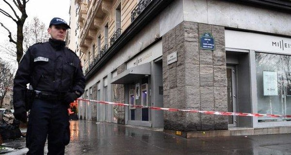 В центре Парижа грабители на три часа закрылись в банке, а затем спокойно ушли с деньгами
