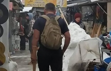 В Новомосковске в мороз мужчина бродил в шлепанцах и футболке