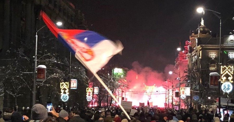 Десятки тысяч сербов вышли протестовать против правительства