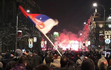 Десятки тысяч сербов вышли протестовать против правительства