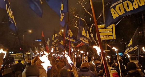В Киеве прошло очередное факельное шествие