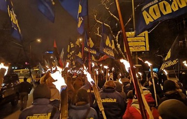 В Киеве прошло очередное факельное шествие