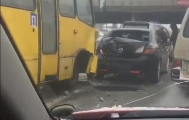 В Киеве столкнулись пассажирский автобус и несколько машин