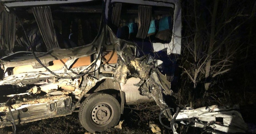 В Одесской области столкнулись грузовик, легковушка и маршрутка: погибли двое полицейских