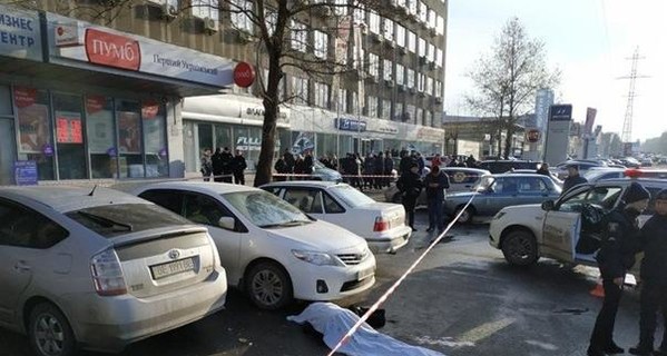 Появилось видео расстрела супругов у суда в Николаеве