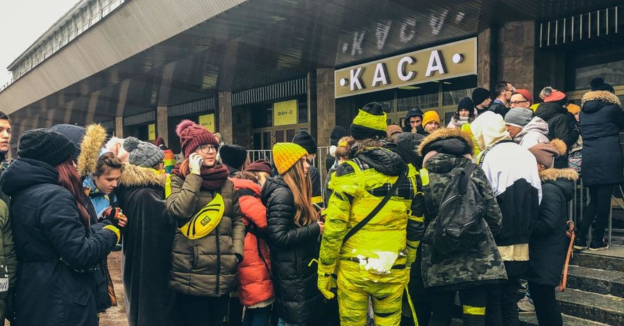 По Киеву бродит молодежь, обклеенная желтым скотчем