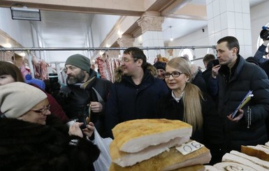 Тимошенко купила в Чернигове сало и вышиванки на рынке 