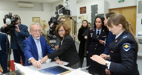 Силовики передали музейщикам украденную из Третьяковки картину 