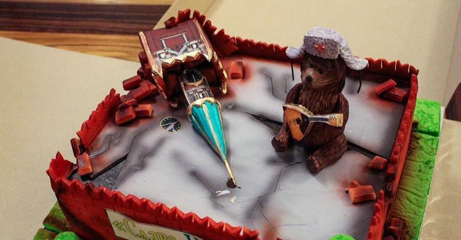 Омеляну на день рождения подарили торт в виде развалин Кремля