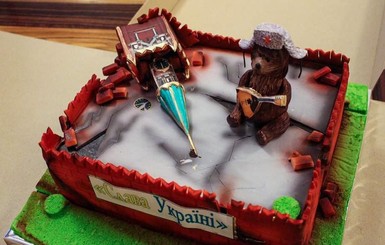 Омеляну на день рождения подарили торт в виде развалин Кремля