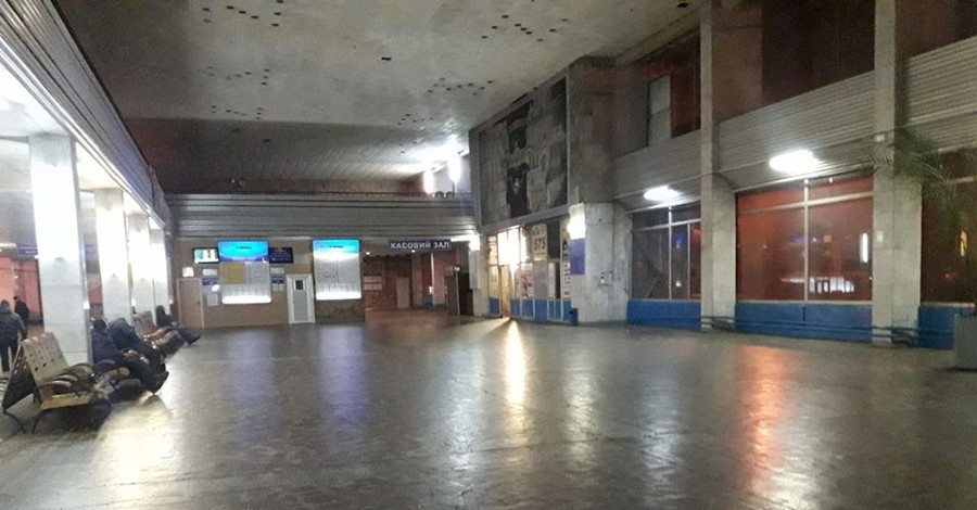 Радикалы, выгнавшие бомжей с вокзала в Николаеве: Если полиции все равно, то за порядком проследим мы