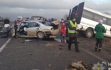 В Одесской области столкнулись маршрутка и машина: погибла женщина, 13 людей - в больнице