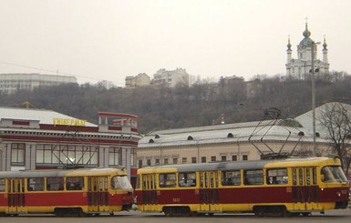 Пассажиры киевского трамвая сдвинули с путей внедорожник