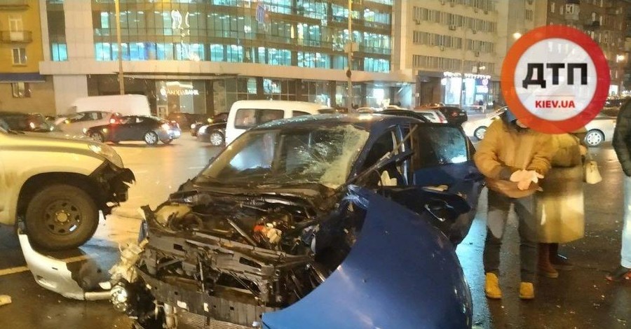 Водитель Audi в Киеве протаранил три автомобиля, погибла девушка