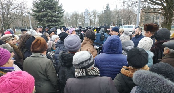 Первое ЧП президентской кампании: боевики в балаклавах пытались сорвать встречу Вилкула с жителями Мангуша