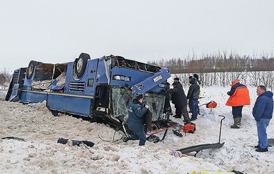 В России перевернулся автобус с детьми: погибли два человека, еще 32 пострадали