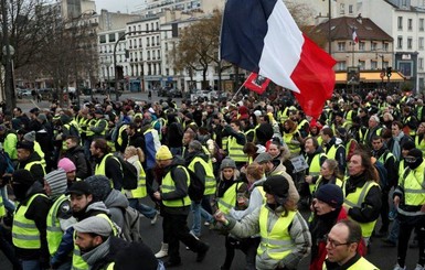 Франция остановит протесты референдумом
