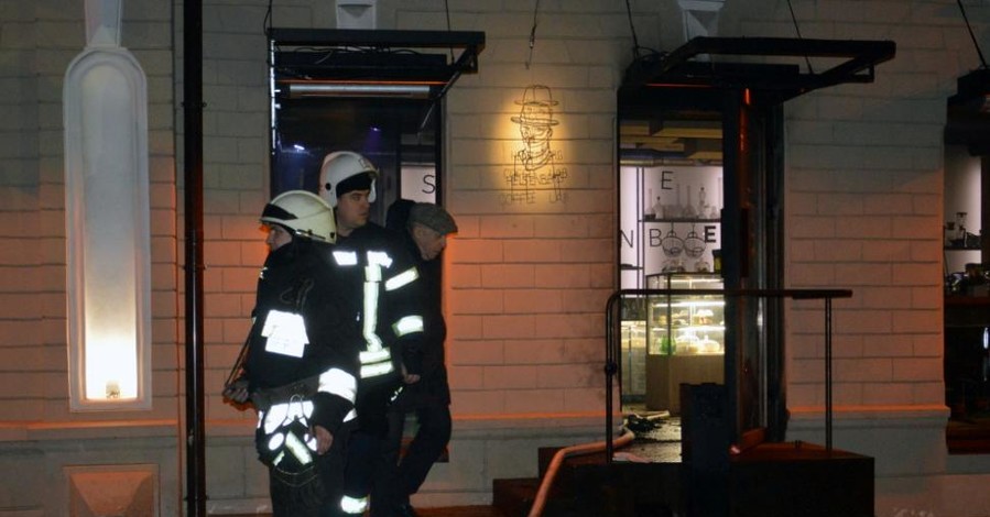 В Днепре забросали зажигательной смесью кафе: трое людей получили ожоги