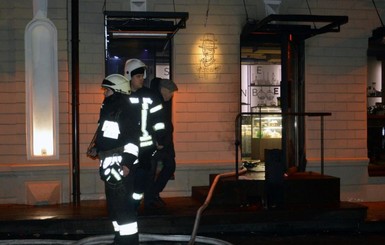 В Днепре забросали зажигательной смесью кафе: трое людей получили ожоги
