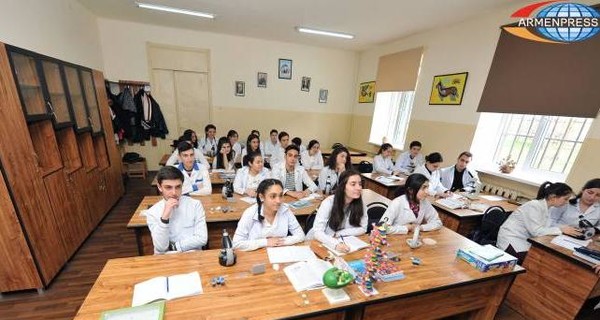 Грузия отказалась от выпускных экзаменов в школах