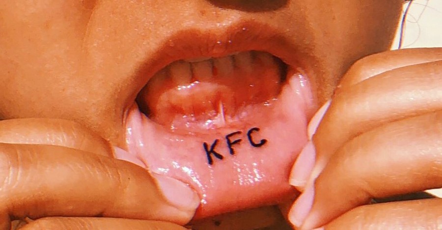 Фанатка KFC сделала на губе тату с названием ресторана
