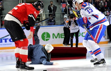 Жозе Моуриньо упал на льду во время хоккейного матча в России