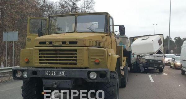 Под Киевом в военный тягач врезался грузовик