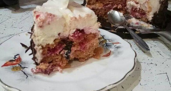 Жительница Запорожья купила торт с огромным тараканом
