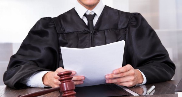 Ночуй дома и не говори с уголовниками: как суды наказывают трудных подростков