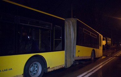 Пассажирский автобус развалился после наезда на 