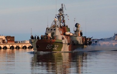 Пограничники и ВМС задержали на Азове судно-нарушитель