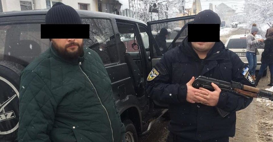 На Закарпатье вооруженные преступники угнали у бизнесмена два грузовика с древесиной