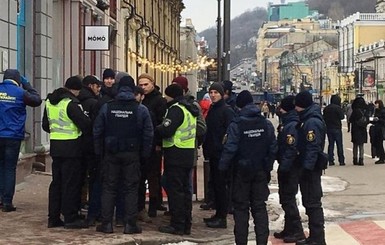 В Киеве группа вооруженных ножами людей штурмовала отделение полиции