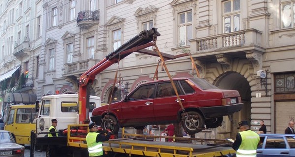 В Киеве начали эвакуировать авто за нарушение правил парковки
