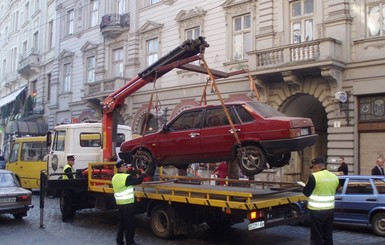 В Киеве начали эвакуировать авто за нарушение правил парковки