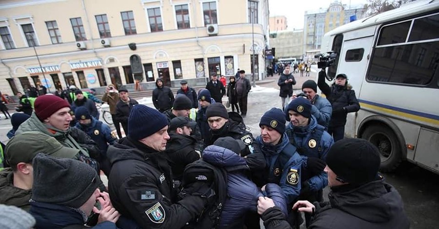 Около полусотни активистов приехали к дому Авакова