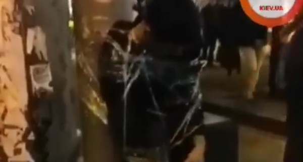 В центре Киева парня примотали скотчем к столбу