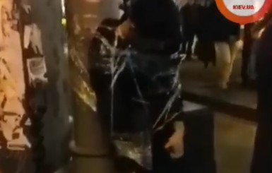 В центре Киева парня примотали скотчем к столбу