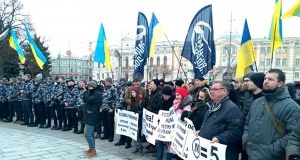 Сотни харьковчан устроили протесты из-за дорогого проезда