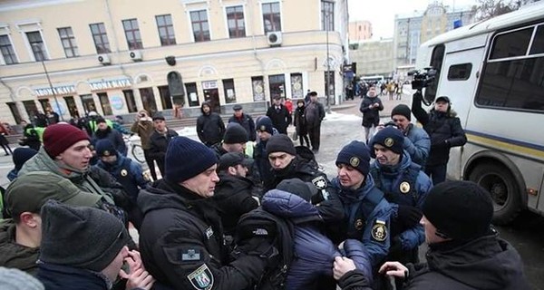 Полиция попросила украинцев не брать на митинги ножи и баллончики