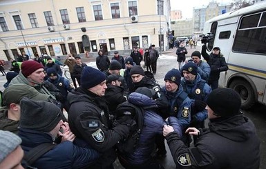 Полиция попросила украинцев не брать на митинги ножи и баллончики