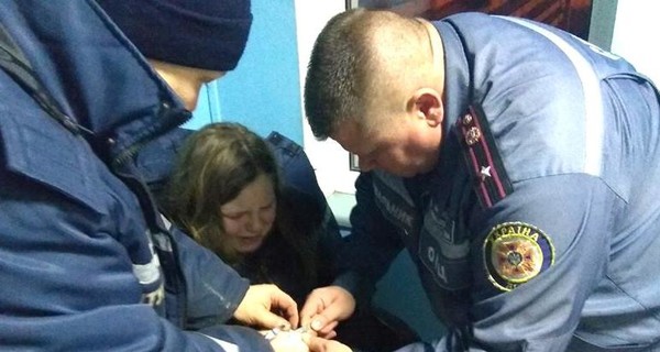 Полтавские спасатели срезали с пальца ребенка серебряное кольцо