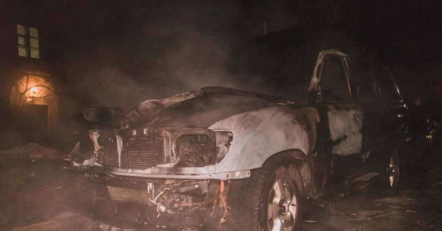 В Киеве сгорела Toyota депутата горсовета